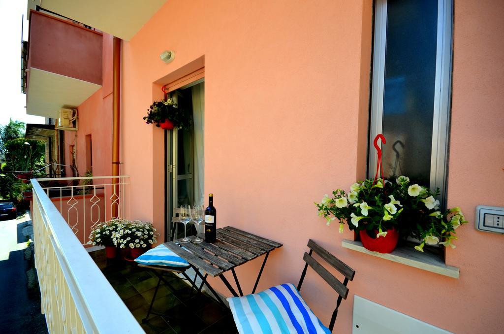 Naxos Sea Holiday Apartments Giardini-Naxos Buitenkant foto